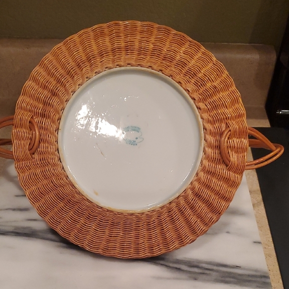 Wicker Basket with Floral Design Plate - Picture 3 of 4